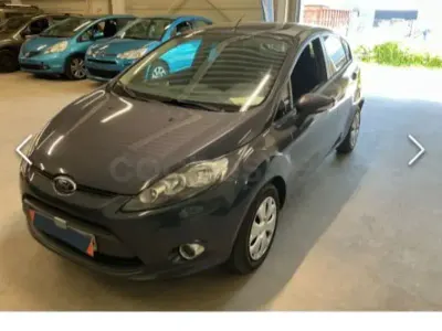 Usado Ford Fiesta Trend 95 CV (69 kW) 2012 Gris / plata Berlina