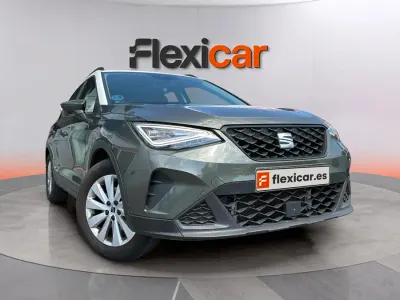 Usado Seat Arona Style 110 CV (80 kW) 2023 Gris SUV
