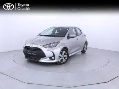 Usado Toyota Yaris Hybrid Active 116 CV (85 kW) 2025 Gris / plata Berlina