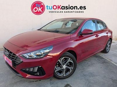 Usado Hyundai i30 120 CV (88 kW) 2021 Granate Berlina