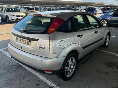 Usado Ford Focus Ambiente 100 CV (73 kW) 2000 Gris / plata Berlina