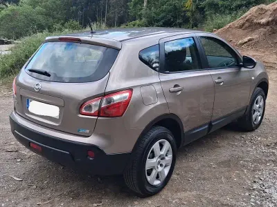 Usado Nissan Qashqai Acenta 110 HP (80 kW) 2011 Castanho SUV