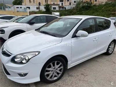 Usado Hyundai i30 GLS 128 HP (94 kW) 2010 Branco Sedan