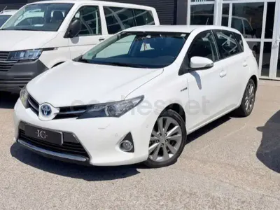 Usado Toyota Auris Hybrid Active 136 CV (100 kW) 2013 Blanco Berlina