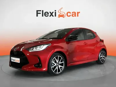 Usado Toyota Yaris Hybrid Plus 116 CV (85 kW) 2022 Rojo Berlina