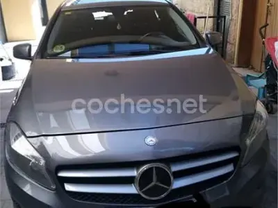 Usado Mercedes A180 Style 109 CV (80 kW) 2014 Gris / plata Berlina
