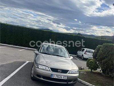 Beige Usado 1999 Opel Vectra Berlina | 2500 € (Caro)