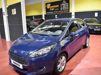Usado Ford Fiesta Trend 100 CV (73 kW) 2015 Azul Utilitario