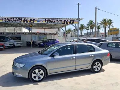 Usado Skoda Superb Active 140 CV (102 kW) 2013 Gris Berlina
