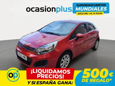 Usado Kia Rio 75 CV (55 kW) 2014 Rojo Utilitario