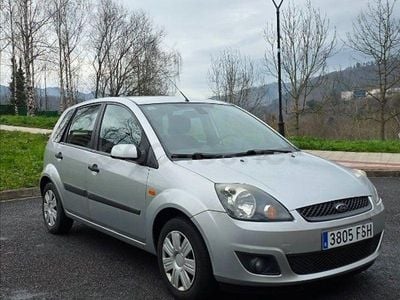 Gris / plata Usado 2007 Ford Fiesta Ghia Berlina | 4500 € (Precio justo)