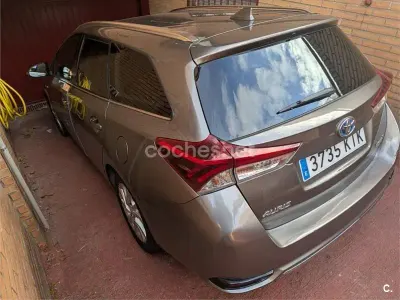 Usado Toyota Auris Hybrid Active 136 CV (100 kW) 2019 Marrón Familiar