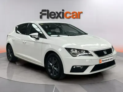 Usado Seat Leon Style Plus 125 CV (91 kW) 2018 Blanco Berlina