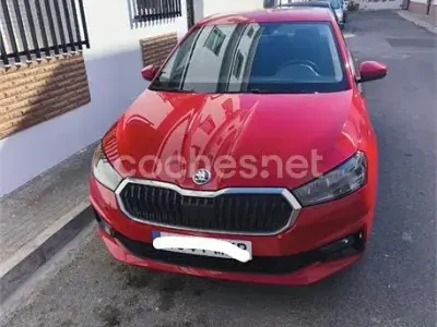 Usado Skoda Fabia Essence 80 CV (58 kW) 2023 Rojo Utilitario