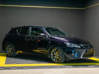 Usado Lexus CT200h F Sport 136 CV (100 kW) 2014 Violeta / lila Berlina