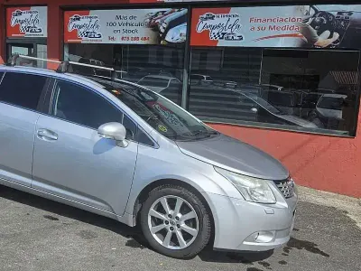 Usado Toyota Avensis Sol 126 CV (92 kW) 2010 Gris / plata Familiar