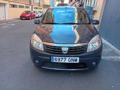 Usado Dacia Sandero Ambiance 75 CV (55 kW) 2009 Violeta / lila Berlina