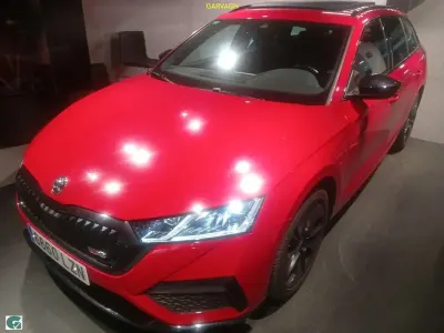 Usado Skoda Octavia RS 245 CV (180 kW) 2022 Rojo Familiar