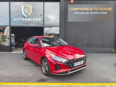 Usado Hyundai i20 100 CV (73 kW) 2025 Rojo Utilitario