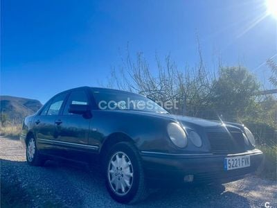 Usado Mercedes E320 Elegance 224 CV (164 kW) 1999 Azul Berlina