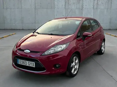 Usado Ford Fiesta Trend 82 CV (60 kW) 2010 Granate Berlina