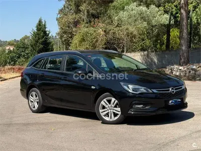 Usado Opel Astra Selective 110 CV (80 kW) 2019 Negro Familiar