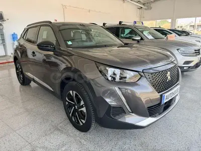 Usado Peugeot 2008 Allure 130 CV (95 kW) 2023 Gris / plata SUV