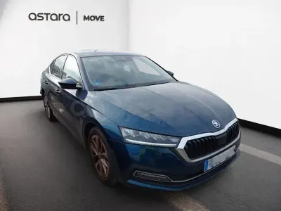 Usado Skoda Octavia Selection 150 CV (110 kW) 2023 Azul Berlina