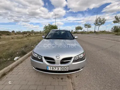 Usado Nissan Almera 98 CV (72 kW) 2004 Gris / plata Berlina