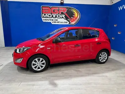 Usado Hyundai i20 85 CV (62 kW) 2013 Rojo Utilitario