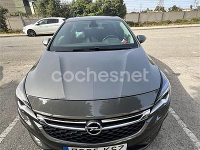 Usado Opel Astra Selective 110 CV (80 kW) 2019 Gris / plata Berlina