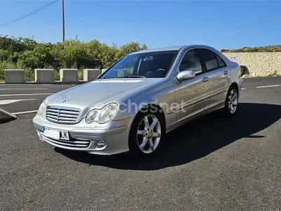 Usado Mercedes C180 143 CV (105 kW) 2005 Gris / plata Berlina