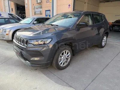 Usado Jeep Compass Longitude 130 CV (95 kW) 2022 Gris / plata SUV