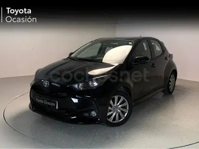 Käytetty Toyota Yaris Hybrid Active 116 HP (85 kW) 2024 Musta Sedan