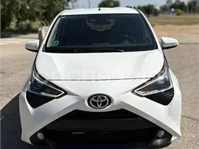 Usado Toyota Aygo X-play 69 CV (50 kW) 2018 Blanco Utilitario