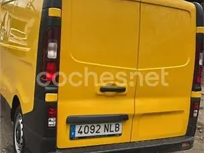Usado Renault Trafic LIMITED 120 CV (88 kW) 2019 Amarillo Monovolumen