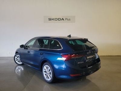 Color azul Usado 2023 Skoda Octavia Ambition Familiar | 25.800 € (Caro)