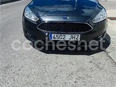 Usado Ford Focus Trend 125 CV (91 kW) 2015 Gris / plata Berlina