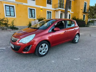 Usado Opel Corsa Selective 85 CV (62 kW) 2013 Rojo Utilitario