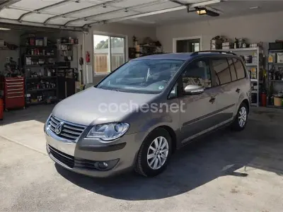 Usado VW Touran Advance 105 CV (77 kW) 2010 Gris / plata Monovolumen