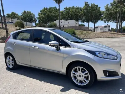 Usado Ford Fiesta Trend 85 CV (62 kW) 2017 Gris / plata Utilitario