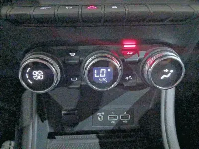 Usado Renault Captur Zen 90 CV (66 kW) 2022 Rojo SUV