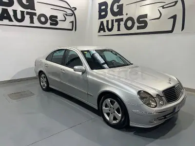 Usado Mercedes E270 Avantgarde 177 CV (130 kW) 2002 Gris / plata Berlina