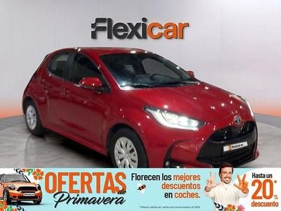 Usado Toyota Yaris Hybrid Active 116 CV (85 kW) 2023 Rojo