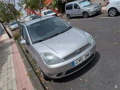Usado Ford Fiesta 100 CV (73 kW) 2005 Gris / plata Utilitario