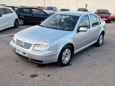 Usado VW Bora Trendline 110 CV (80 kW) 2002 Gris / plata Berlina
