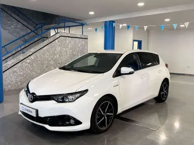 Usado Toyota Auris Hybrid Edition 136 CV (100 kW) 2018 Blanco Utilitario