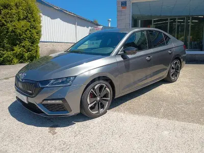 Usado Skoda Octavia RS 200 CV (147 kW) 2023 Gris / plata Berlina