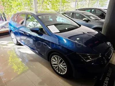 Usado Seat Leon Ecomotive 110 CV (80 kW) 2014 Azul Familiar