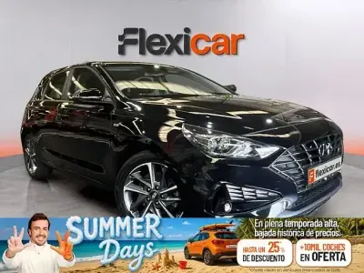 Usado Hyundai i30 120 CV (88 kW) 2022 Negro Berlina